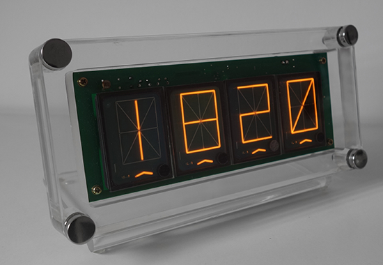 14 Segment Panaplex Uhr und "vier Buchstaben Wort Generator" mit 40 mm Zeichenhöhe (ZM1350)